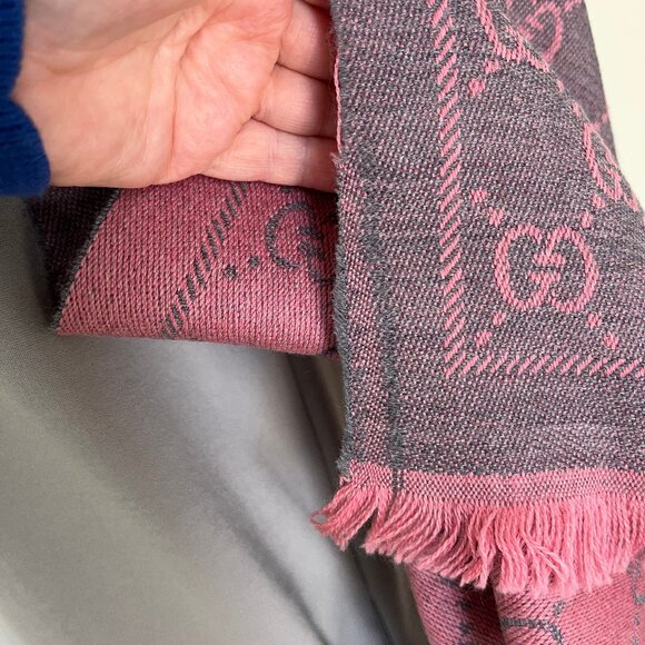 Gucci GG Wool Scarf in Graphite/Pink - Picture 7 of 14